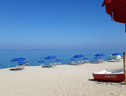 AKUS BEACH